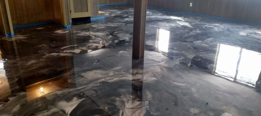 Metallic floor in a living room made by Plancher Epoxy Victoriaville, a flooring contractor in Centre-du-Québec.