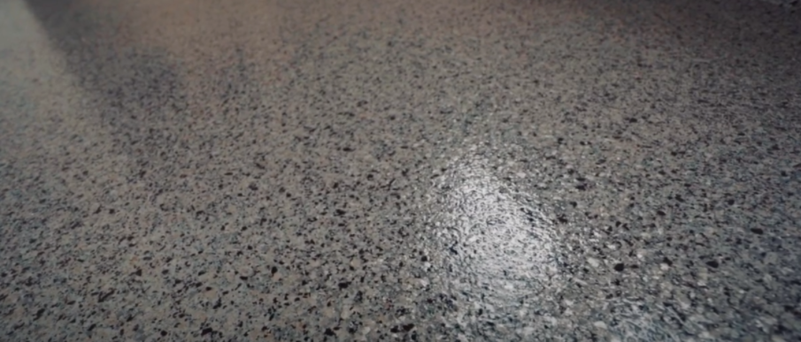 Epoxy garage floor with a flake finish. The work was done by Plancher Epoxy Victoriaville.