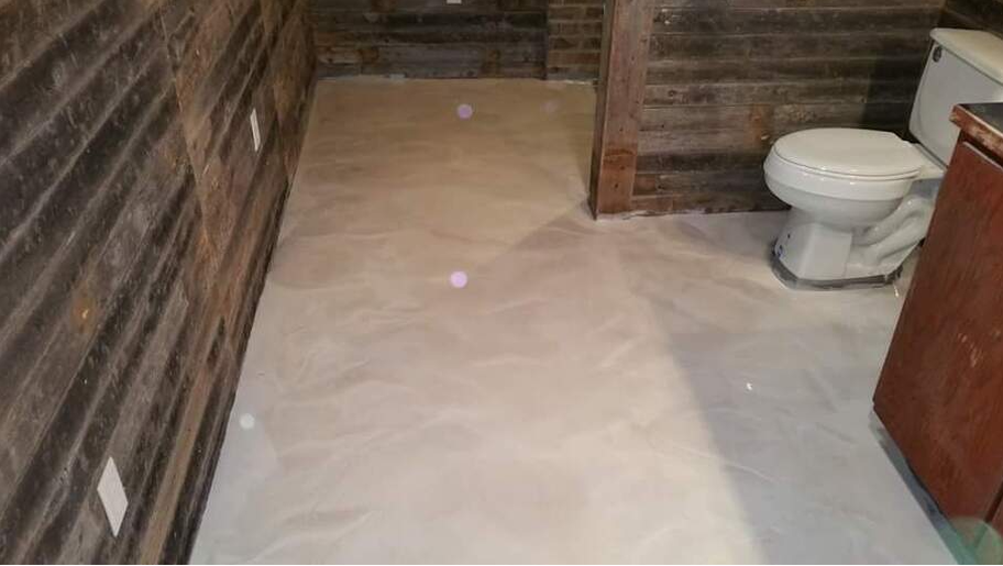 Salle de bain d'un condo haut de gamme à Victoriaville. Le plancher epoxy est de fini métallique. Les travaux ont été fait pas Plancher Epoxy Victoriaville. 